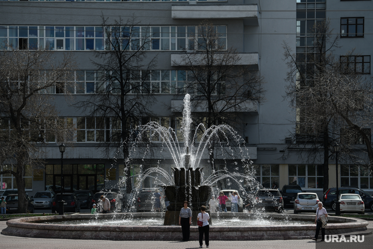Виды города. Екатеринбург, площадь труда, фонтан каменный цветок
