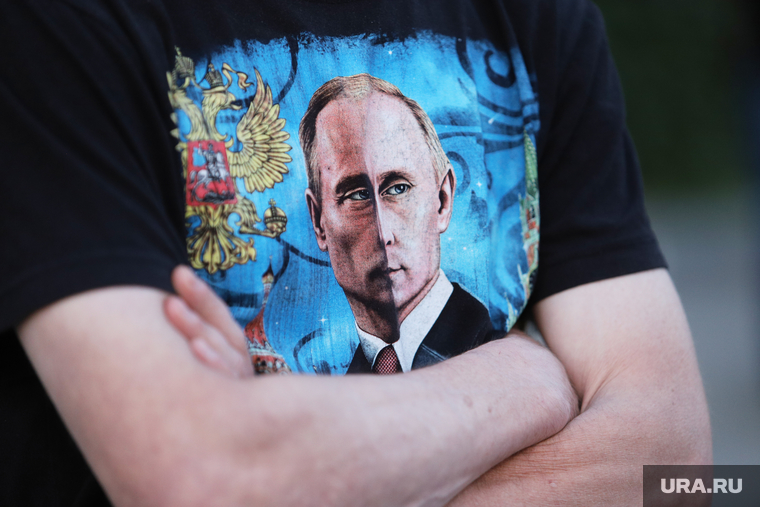Салют и шоу флайбордистов. Курган, портрет путина, президент россии, фото путина, путин, футболка путин, принт путин