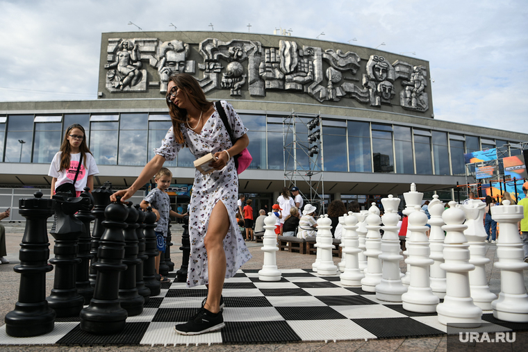 Шахматы возле Дворца молодежи