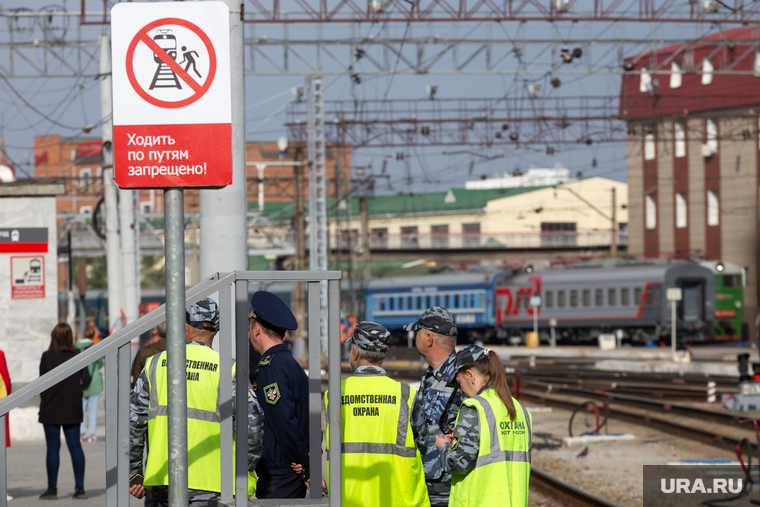 Ретро-поезд «Эшелон Победы». Екатеринбург, вокзал, екатеринбург , вневедомственная охрана, перрон