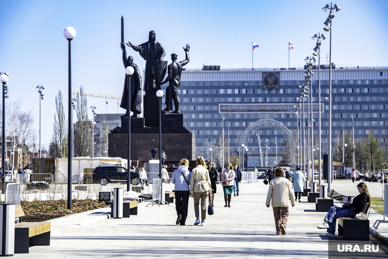 Повседневная жизнь. Пермь, пешеходная аллея, эспланада, памятник героям фронта и тыла