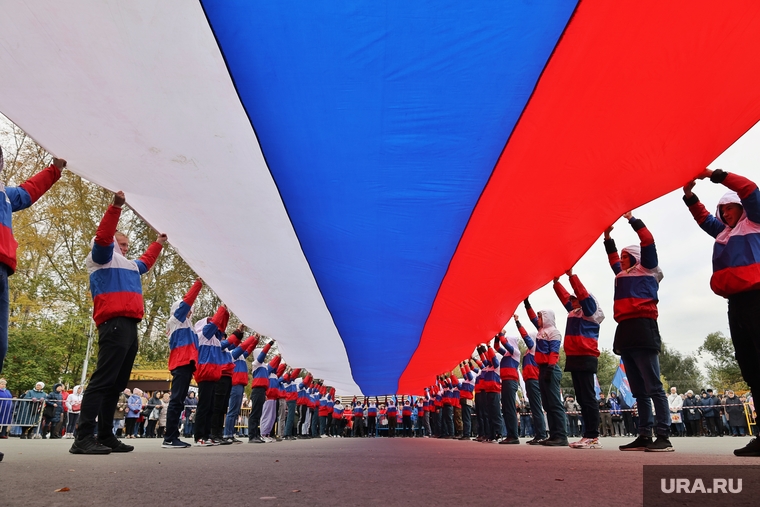 Митинг в поддержку присоединения ЛНР, ДНР, Херсонской и Запорожской областей к России. Курган, российский флаг, митинг, триколор, флаг россии