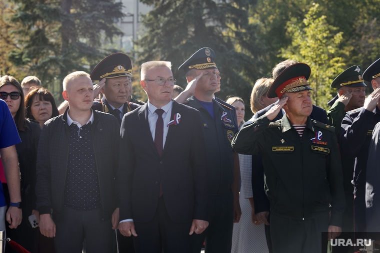 Посмотреть на флаг пришли не только представители правоохранительных органов, но и обычные жители