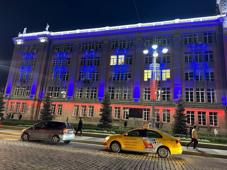 По фото можно понять, кто из городских руководителей засиживается допоздна