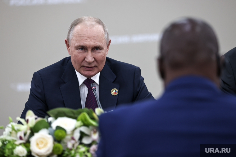 Президент России Владимир Путин и президент ЦАР Фостен-Аршанж Туадера во время двусторонней встречи. Санкт-Петербург, путин владимир