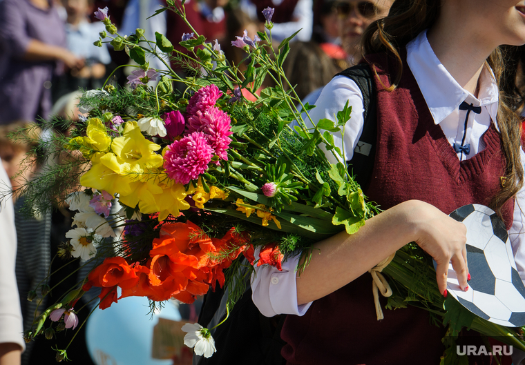 Открытие фестиваля «Безумные дни» в Екатеринбурге, школьницы, букет, первое сентября, цветы, праздник