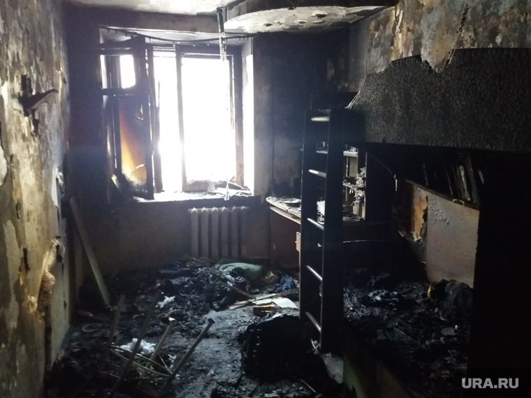 Выгоревшая квартира, с которой начался пожар в доме на Рассветной, 7 в Екатеринбурге