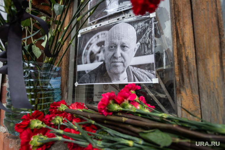 Стихийный мемориал у бывшего штаба ЧВК «Вагнер» на улице Розы Люксембург. Екатеринбург, цветы, стихийный мемориал, пригожин евгений