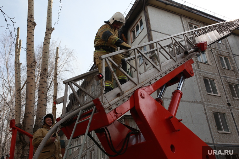 Пожар на Воровского. Тюмень , тушение пожара, пожарная лестница, пожарные