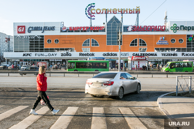 Люди в масках. Тюмень, прогулка, тюмень, виды тюмени, тц солнечный, улица пермякова