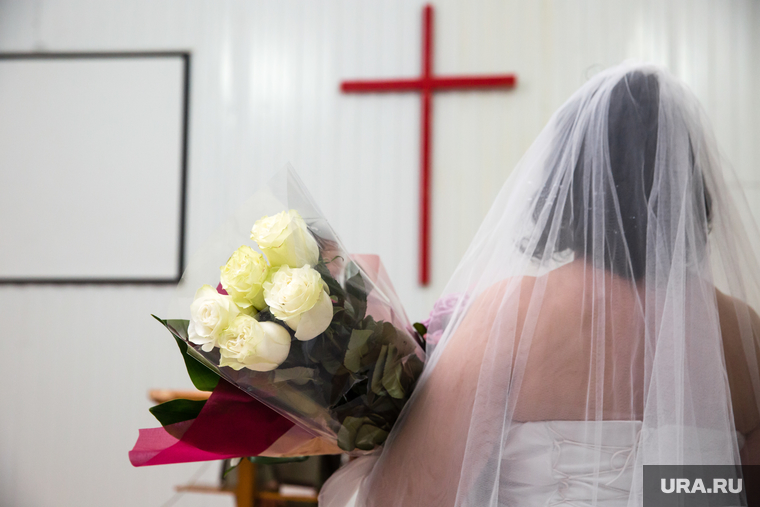 Свадьба и венчание семьи Крюковых, бывших бездомных. Сургут, крест, брак, невеста, венчание