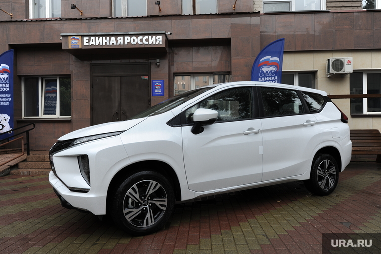 Чете беловых вручили семиместный Mitsubishi Xpander