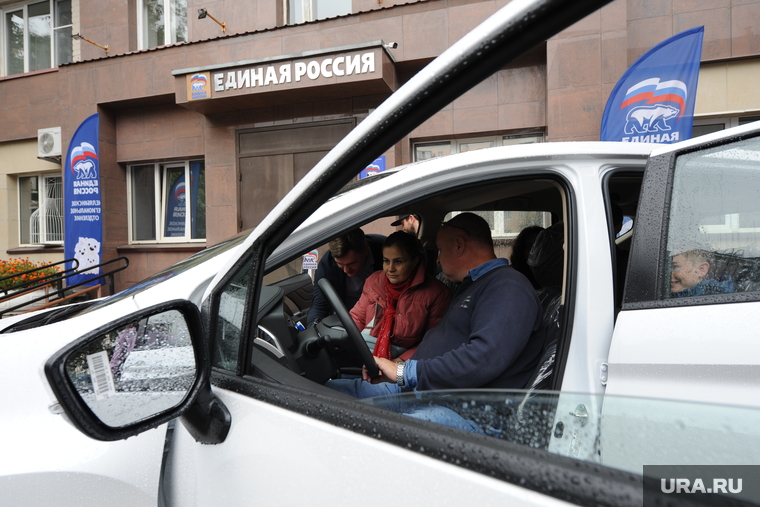 Мстиславу и Екатерине Беловым вручили семиместный Mitsubishi Xpander. Челябинск, единая россия, mitsubishi xpander, белов мстислав, белова екатерина