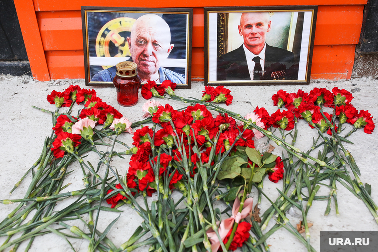 Стихийный мемориал Пригожину и Уткину. Тюмень, чвк вагнер, пригожин евгений, мемориал пригожину