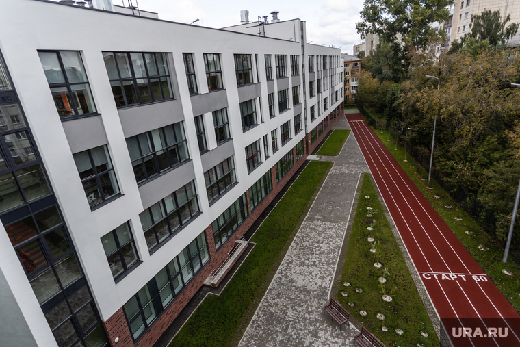 Глава Екатеринбурга в школе № 40. Екатеринбург, физкультура, беговая дорожка, гимназия 40