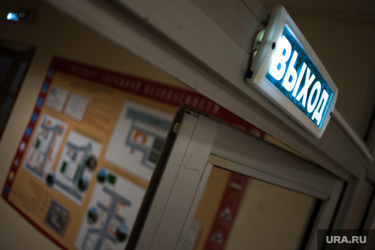 Учебная пожарная эвакуация в школах Екатеринбурга, знак, выход, противопожарная защита