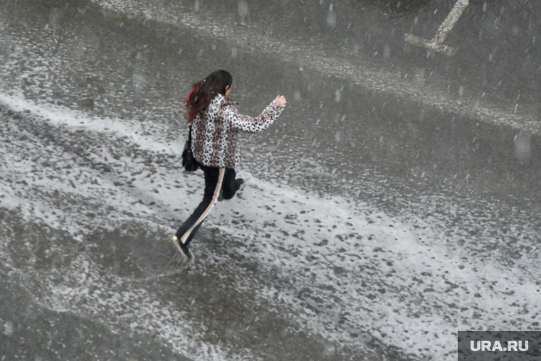 Первая гроза. Челябинск, пешеход, ручей, гроза, непогода, ливень, осадки, дождь, климат, поток