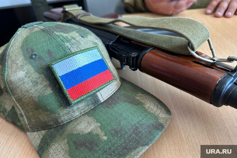 Участник СВО Александр Пылков. Курган , автомат калашникова, автомат, оружие, триколор, военная одежда, сво