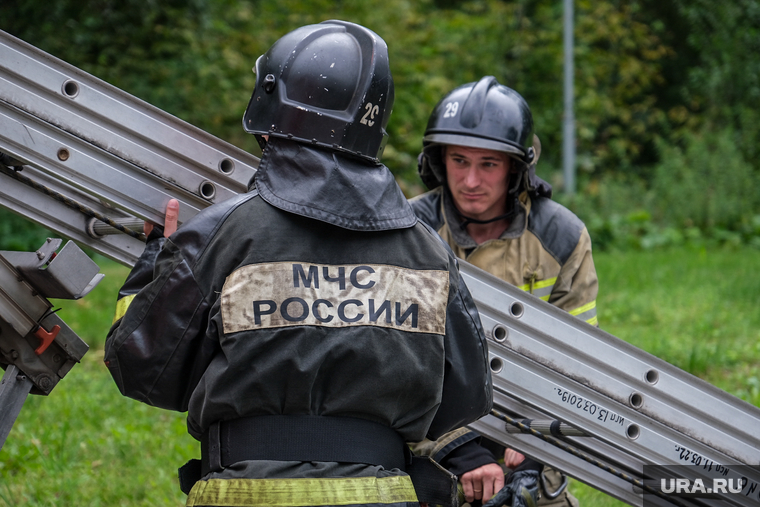 Место падения бпла на Карамышевской набережной недалеко от ГКБ №67. Москва, пожарная автолестница, мчс россии, пожарные в касках