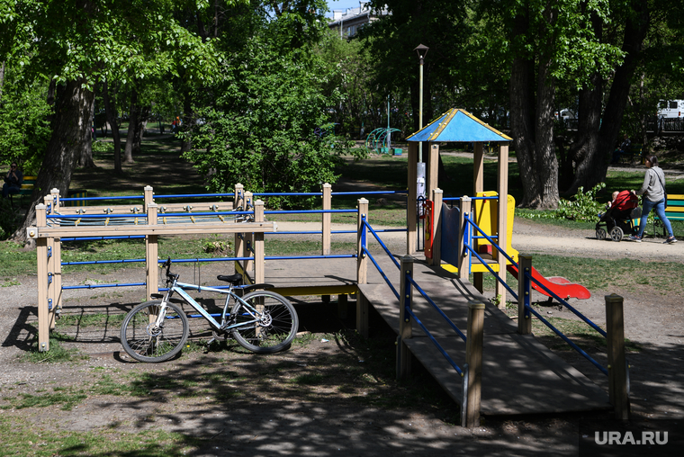 Виды Екатеринбурга, парк энгельса, детская площадка