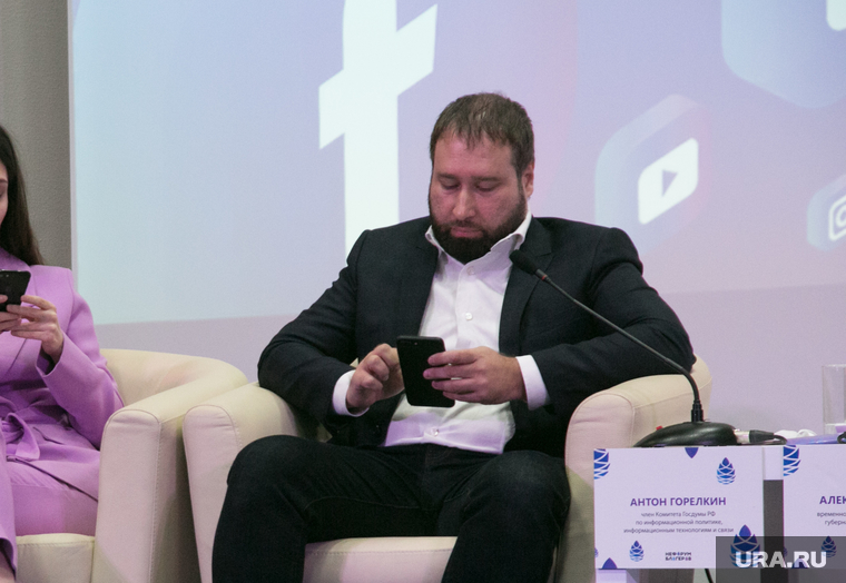 Форум блогеров "Нефорум". Тюмень
, смотрят в телефон, горелкин антон, патюлина екатерина