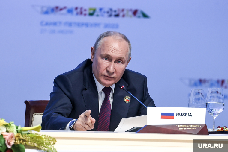 Президент России Владимир Путин на рабочем обеде по украинской проблеме на форуме Россия Африка. Санкт-Петербург, путин владимир