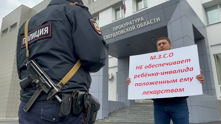 У Дмитрия уточнили его личные данные и сфотографировали