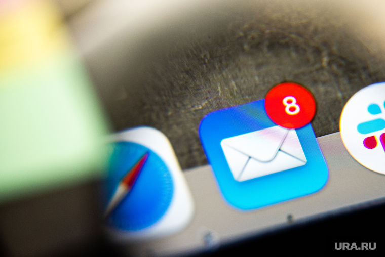 Сервисы поисковых систем «Яндекс» и «Google». Иллюстрации. Екатеринбург, макбук, электронная почта, mac os