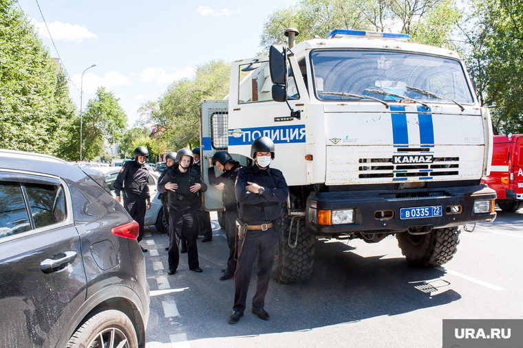 Захват заложников в Сбербанке. Тюмень, автозак, полиция, омон