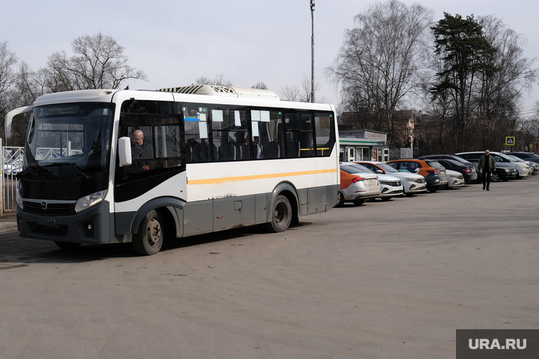 Повседневная жизнь. Весна. Москва, остановка, автобус, общественный транспорт, маршрутка