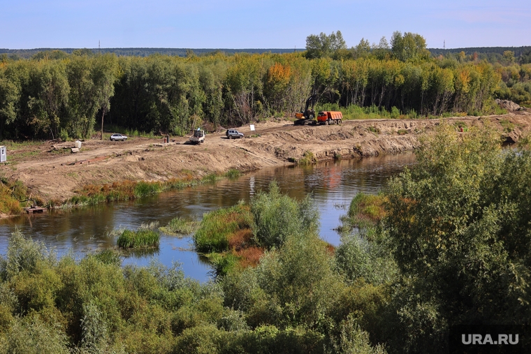 Работы ведутся рядом с Омским мостом