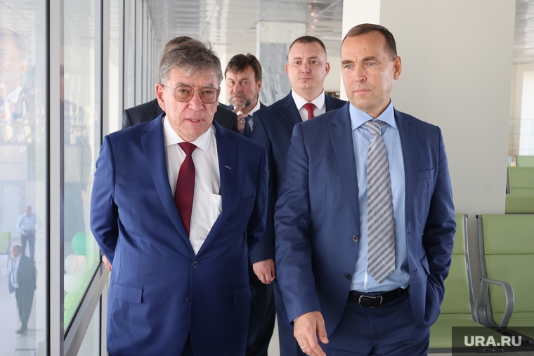 Экскурсию провел директор аэропорта Дмитрий Коваленко (слева)