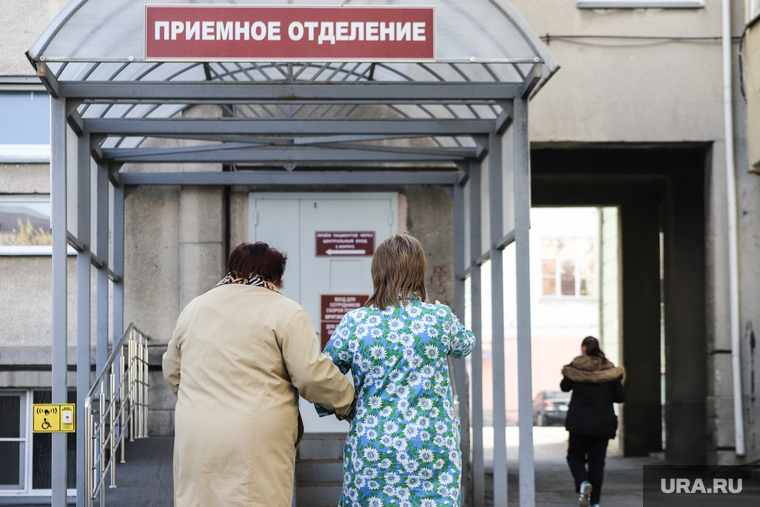 Машины скорой помощи. Курган, приемный покой, женщины, областная больница