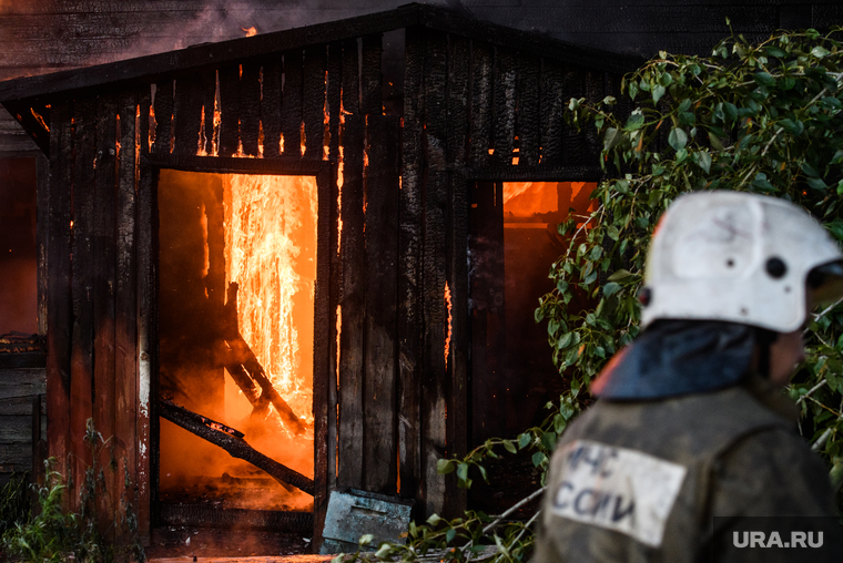 Пожар в деревянном доме по улице 8 марта. Екатеринбург, деревянный дом, пожар, огонь, горящий дом