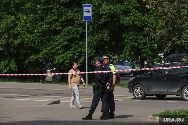 Последствия атаки БПЛА по адресу Ленинский проспект 92к1. Москва, полицейский, перекрытие, полиция, оцепление, оцепление чп