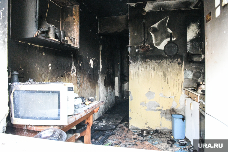 Последствия пожара в жилом доме на улице Стахановская, 51а. Екатеринбург, пожар, последствия пожара, кухня, поврежденная квартира