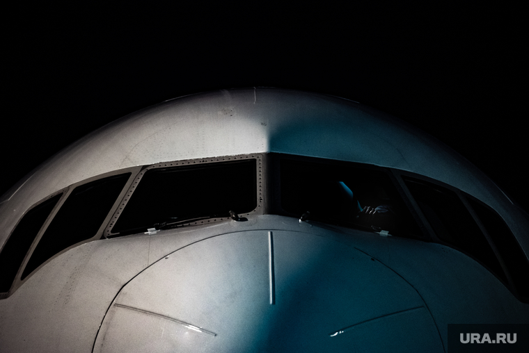Флагманский самолет Boeing 777-300ER авиакомпании «AZUR air». Екатеринбург, воздушное судно, боинг, пассажирский самолет, ночь, самолет, кабина пилота, авиаперевозки