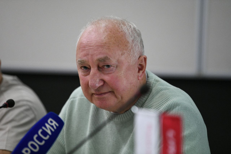 По словам Скуратова, внешних поломок у самолета нет