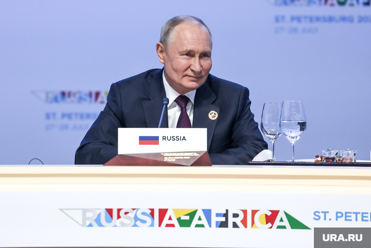 Президент России Владимир Путин на рабочем обеде по украинской проблеме на форуме Россия Африка. Санкт-Петербург, путин владимир