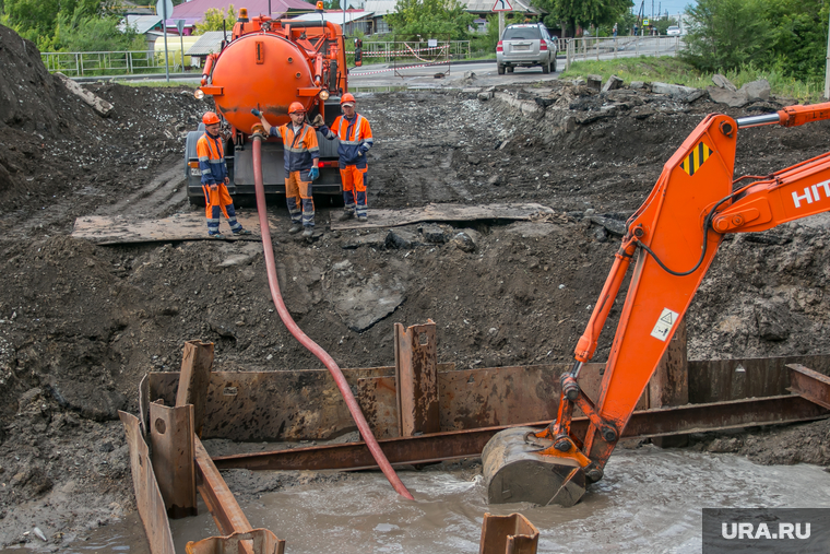 Устранение крупной коммунальной аварии. Курган, коммунальная авария, откачка воды, ковш экскаватора, ао водный союз