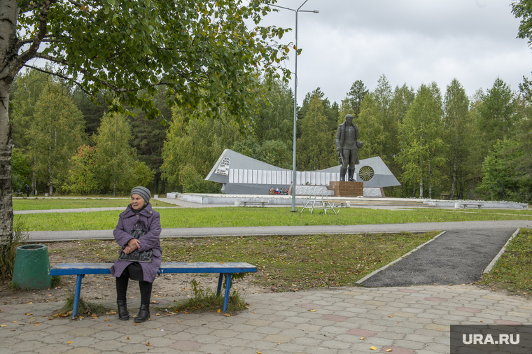 Виды города Красновишерск. Пермский край, красновишерский район, красновишерск, заповедник вишерский, бабушка на лавочке