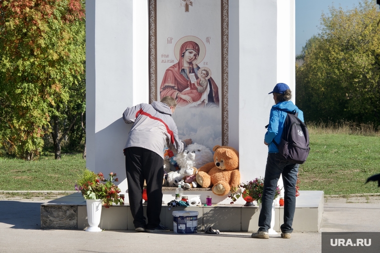 Родные погибших принесли мягкие игрушки — среди погибших в авиакатастрофе были и дети
