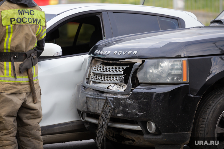 ДТП на проспекте Космонавтов. Екатеринбург, дтп, range rover, сотрудник мчс