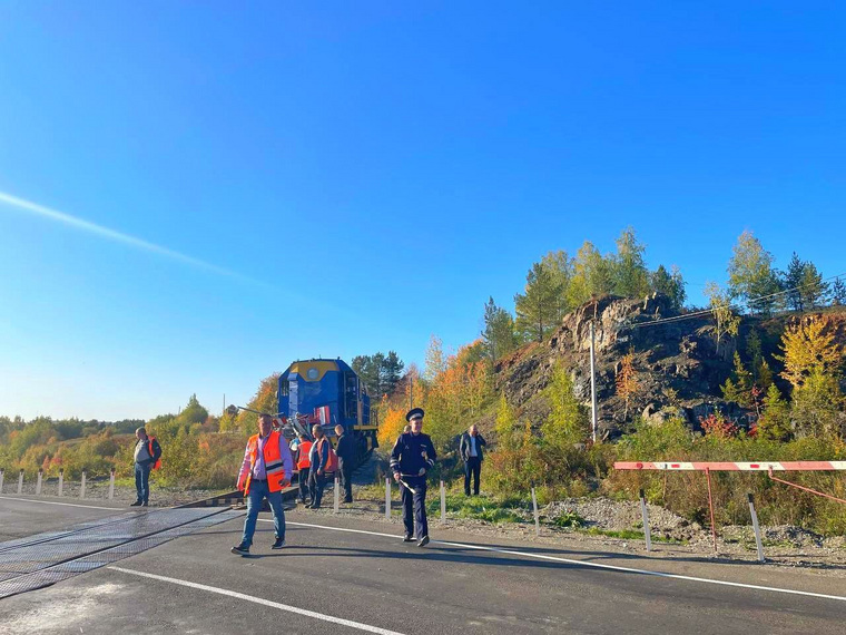 Тепловоз снес грузовой автомобиль