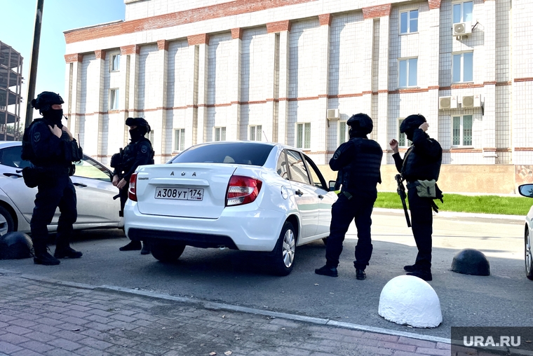 Полицейские в бронежилетах рассредоточились вдоль улиц