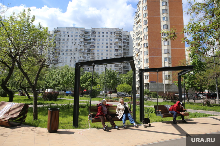Спальные районы Москвы во время периода самоизоляции. Москва, двор, лето, отдых, строгино