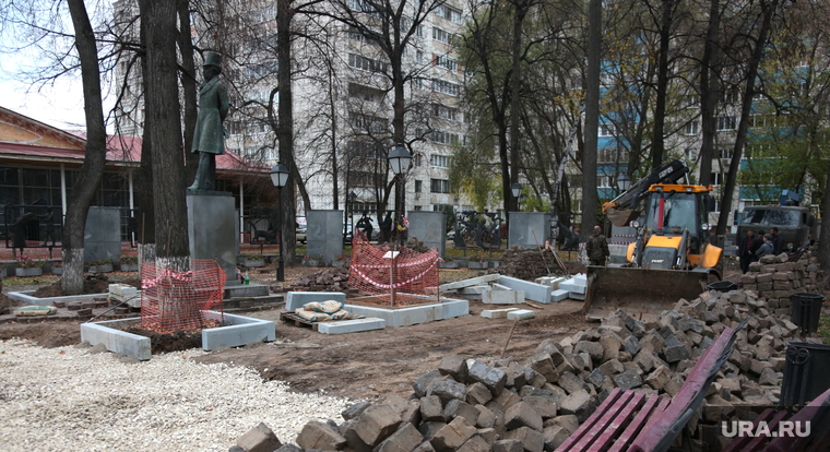 Виды Перми. Пермь, сквер, памятник пушкину, реконструкция парка