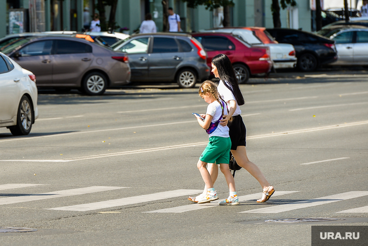 Дорога. Челябинск, ребенок, пешеходный переход, мать и дитя, девочка, мама и дочь