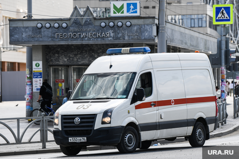 Виды Екатеринбурга, машина скорой помощи, станция метро геологическая, машина скорой медицинской помощи, скорая помощь