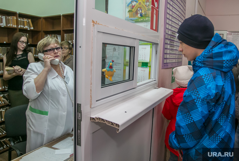 Выездное заседание Депутатов Курганской городской Думы. Курган, регистратура, курганская детская поликлиника, на прием к врачу, дети в больнице